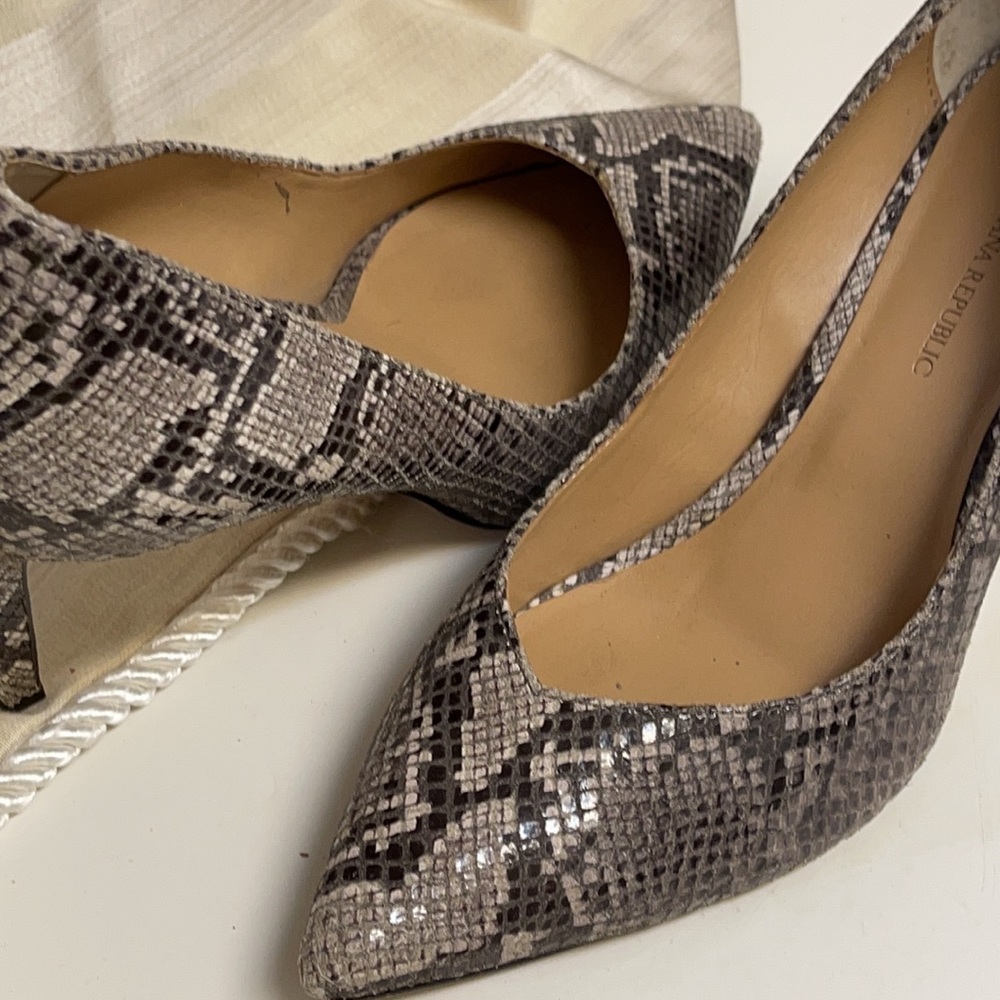 Banana Republic brown, tan, faux python pumps 8.5 - Picture 3 of 8